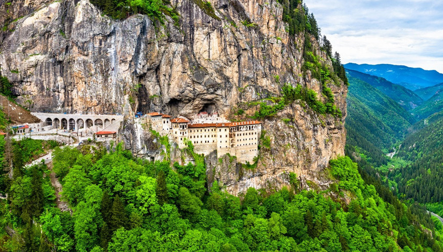 Karadeniz’in sarp kayalıklarında yüzyıllara meydan okuyan bir miras: Sümela Manastırı