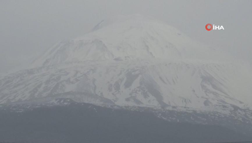 Ağrı Dağında yağan karla kartpostallık görüntüler oluştu