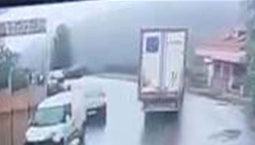 Sarıyerde bisküvi yüklü TIR devrildi; çocuk parkında faciadan dönüldü