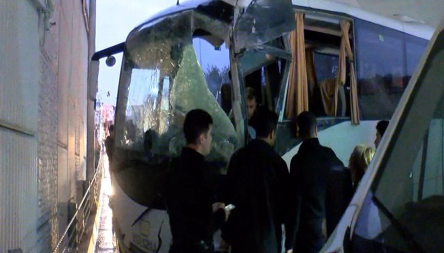 Bakırköyde çevik kuvvet otobüsü üst geçide çarptı; araçta sıkışan polisi itfaiye kurtardı