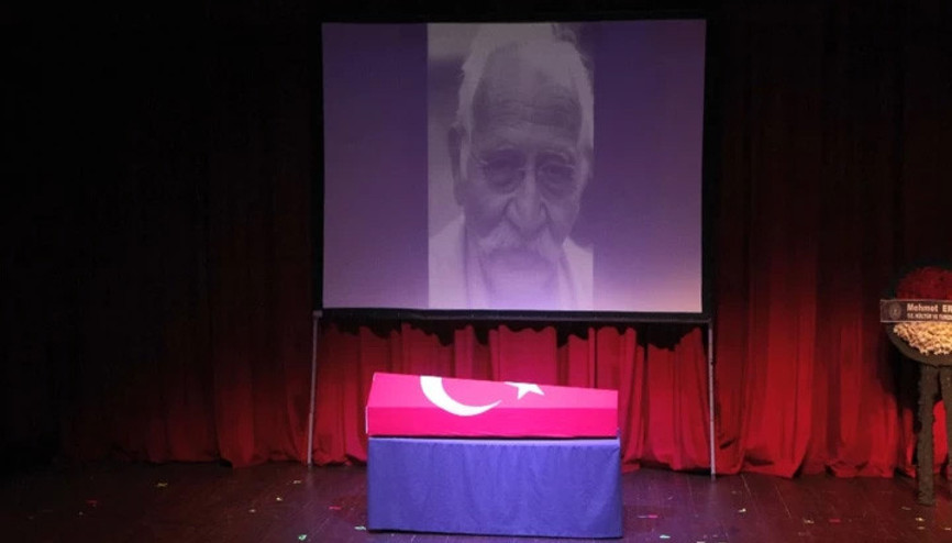 Oyuncu Arif Erkin Güzelbeyoğlu için Muhsin Ertuğrul Sahnesinde tören düzenlendi