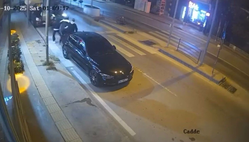 Kontrolden çıkan otomobilin park halindeki araca çarptığı kaza kamerada; 3 yaya son anda kurtuldu