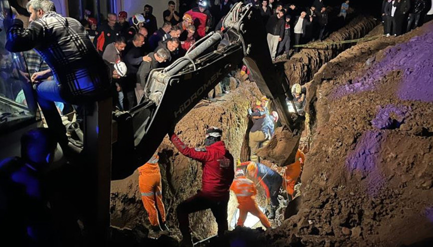 Bursada kanalizasyon çukuru kazarken göçük altında kalan 2 kişi hayatını kaybetti