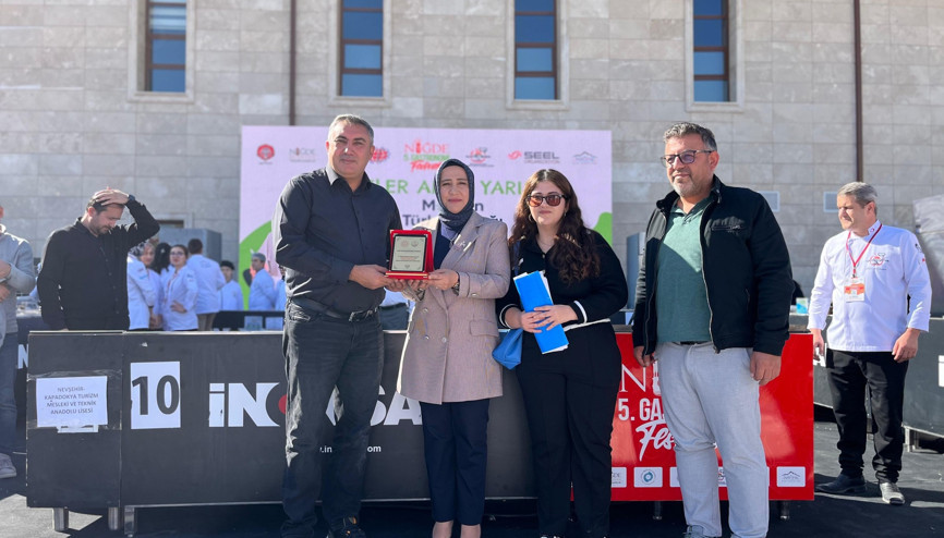 Niğdeye şehir dışından gelen öğrenciler hünerlerini sergiledi Niğdeye şehir dışından gelen öğrenciler hünerlerini sergiledi