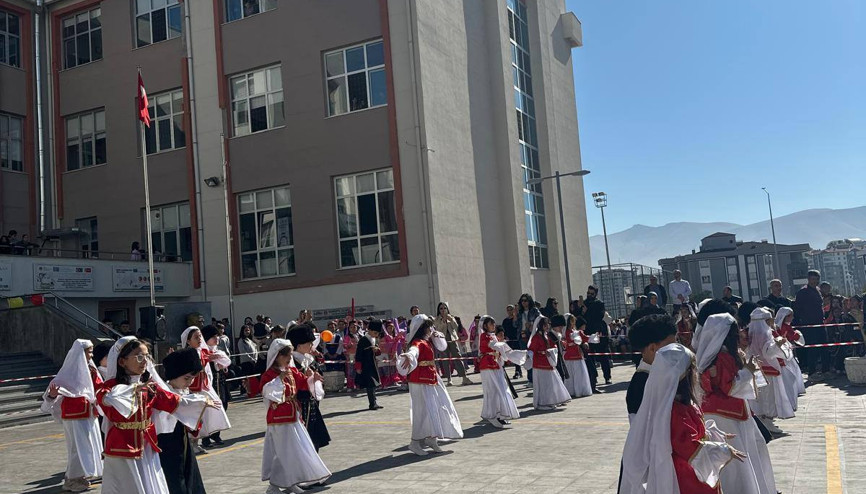 Öğrenciler şenlikte buluştu Öğrenciler şenlikte buluştu