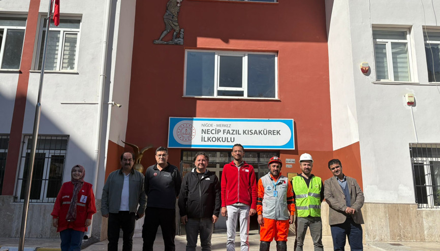 Arama kurtarma ekipleri öğrencilerle buluştu Arama kurtarma ekipleri öğrencilerle buluştu