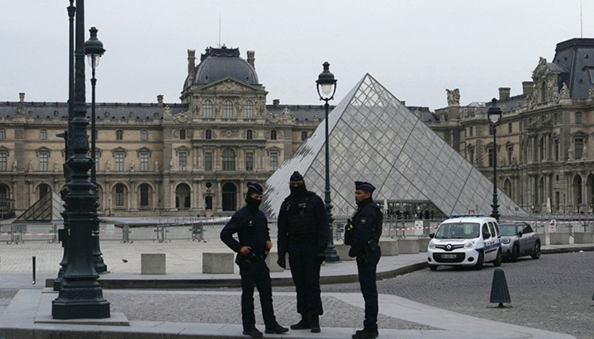 Ünlü Louvre Müzesi güpegündüz soyuldu Paha biçilmez mücevherleri 7 dakikada çaldılar