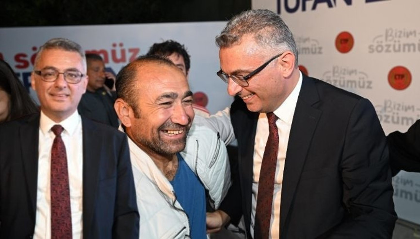 Son dakika KKTCnin yeni Cumhurbaşkanı resmi olmayan sonuçlara göre Tufan Erhürman oldu Son dakika KKTCnin yeni Cumhurbaşkanı resmi olmayan sonuçlara göre Tufan Erhürman oldu