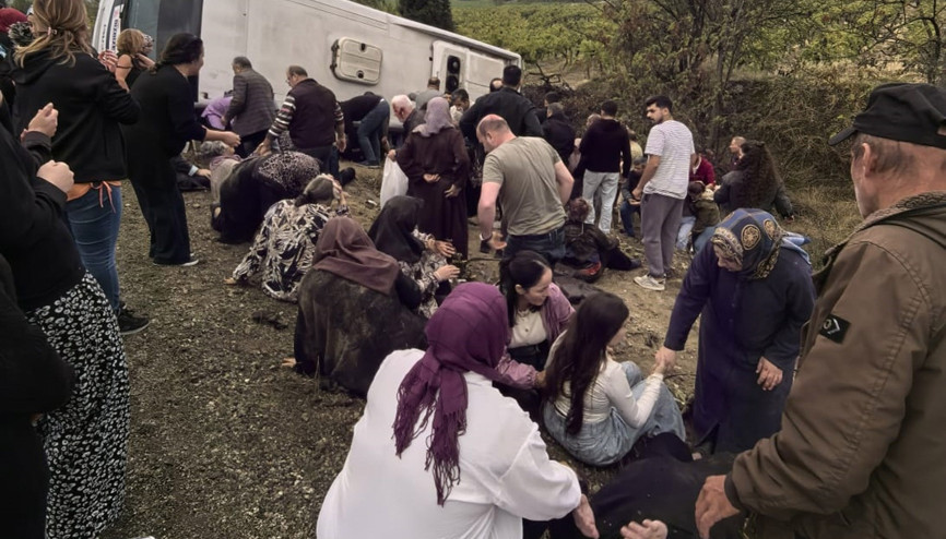 Denizli’de tur otobüsü devrildi; 1 ölü, 32 yaralı