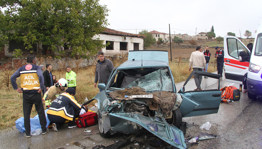 Manisa’da otomobil ile kamyonet çarpıştı; 1 bebek öldü, 5 yaralı