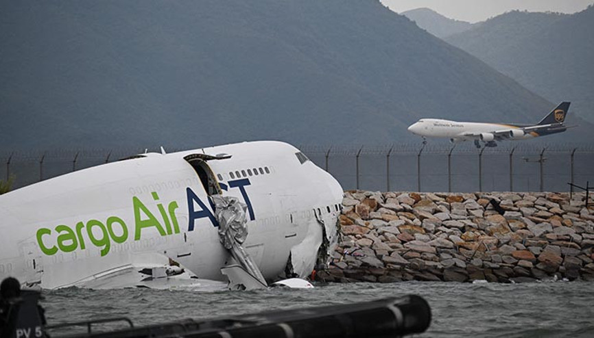 Kargo uçağı denize sürüklendi: 2 can kaybı