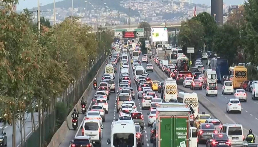 İstanbulda haftanın ilk iş gününde trafik yoğunluğu yaşanıyor