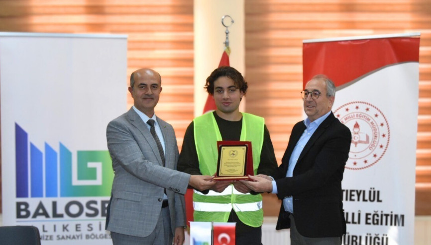 Lise öğrencisi Demir, okula rüzgar türbini ve güneş paneli kurdu