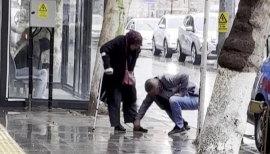 Duygu dolu anlar kamerada Annesinin ayaklarına eğildi, elleriyle temizledi