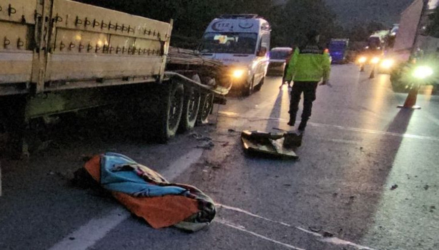 Feci kaza Lastiği değiştirirken tır çarptı, hayatını kaybetti