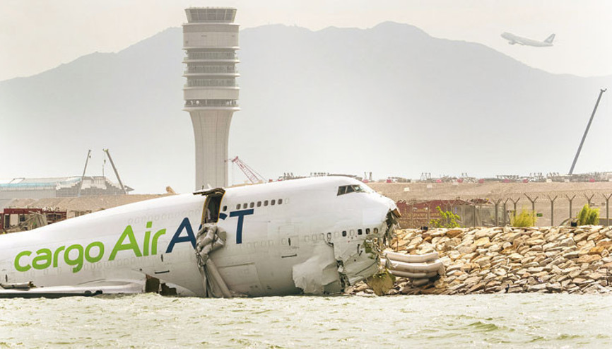 Kargo uçağı denize uçtu