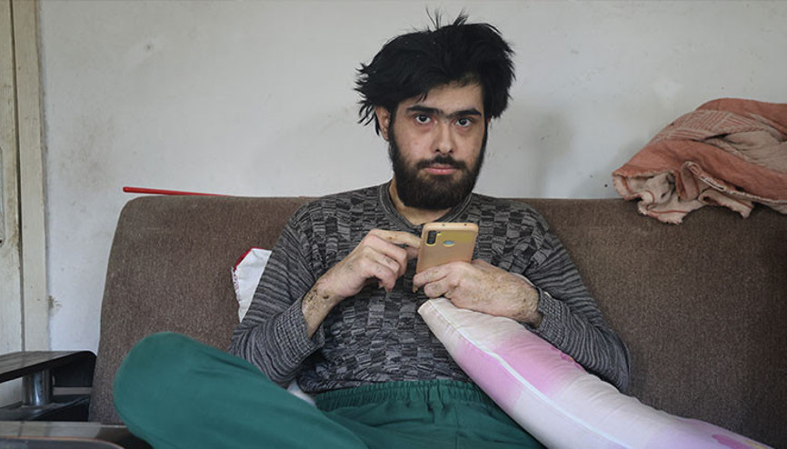 Telefon bağımlısı Barış Özbaydan ailelere tavsiye: Küçükken çocuklara telefon vermeyin