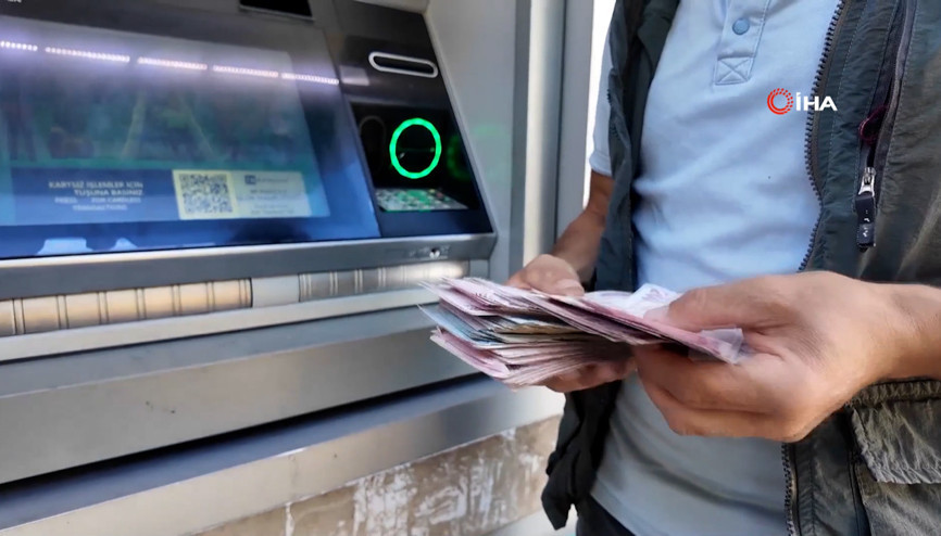 ATMde buldukları paranın sahibini arıyorlar