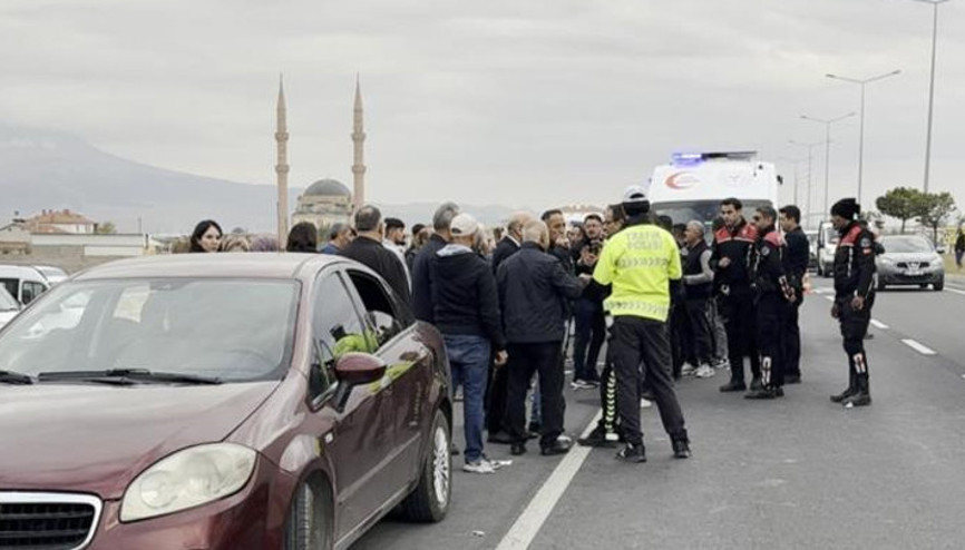 Aksarayda polis cenazesi sırasında konvoydaki araçlara sopa ve taşlarla saldırı: 4 yaralı