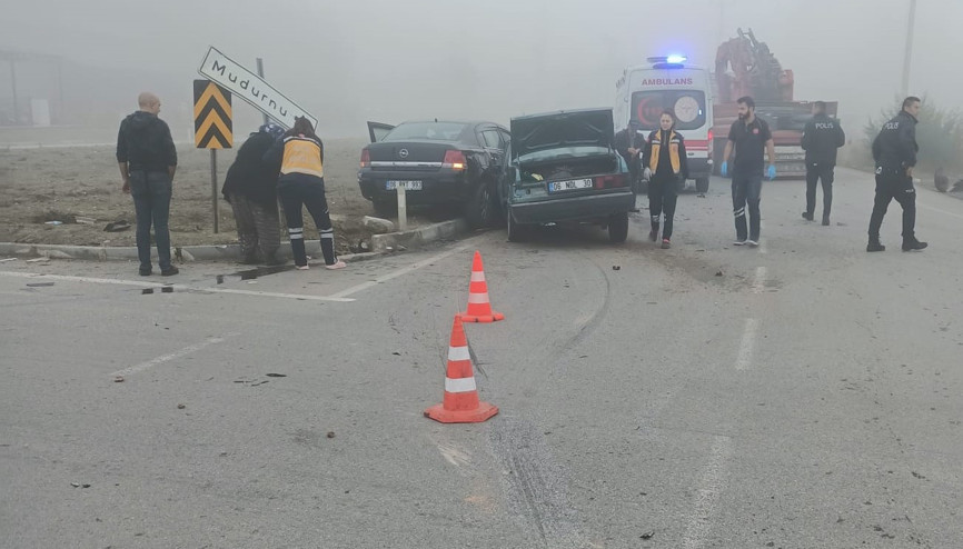 Kavşakta otomobiller çarpıştı: 1’i bebek, 4 yaralı