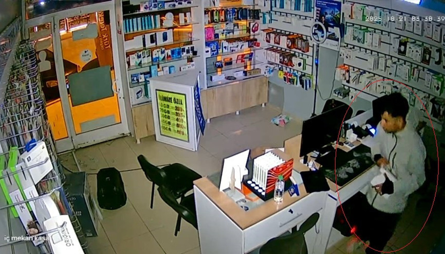Elazığ’daki iş yerinden 70 bin TLlik telefon hırsızlığı kamerada