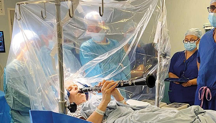 Beyin ameliyatı olurken klarnet çaldı