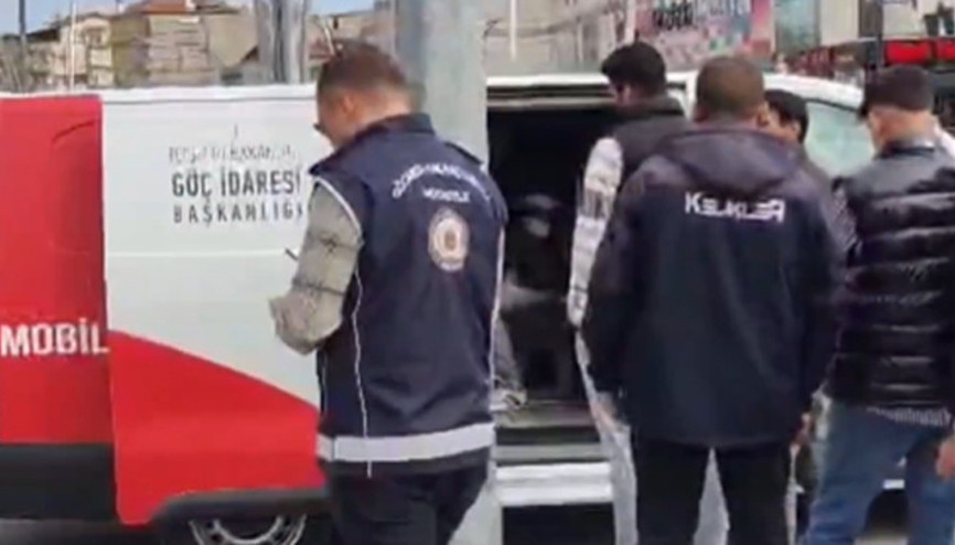 Bakan Yerlikaya: 169 göçmen kaçakçılığı organizatörü ile 783 düzensiz göçmen yakalandı Bakan Yerlikaya: 169 göçmen kaçakçılığı organizatörü ile 783 düzensiz göçmen yakalandı