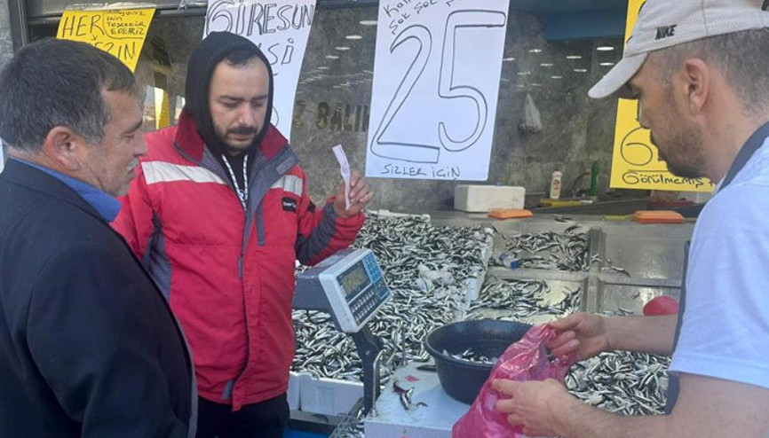 Orduda hamsi 25 liraya düştü, vatandaş sıraya girdi
