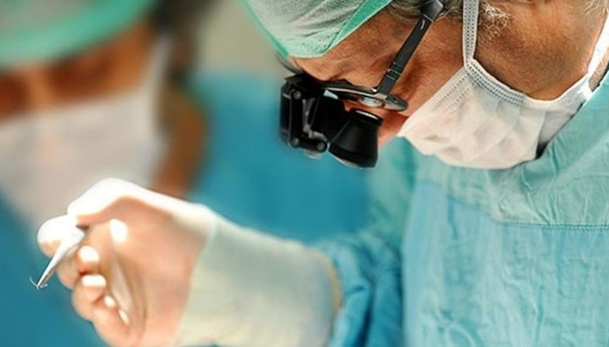 Doktorluktan men edilmesine rağmen ameliyat etmişti… Bir kişinin ölümüne ilişkin 7 şüpheli hakkında fezleke