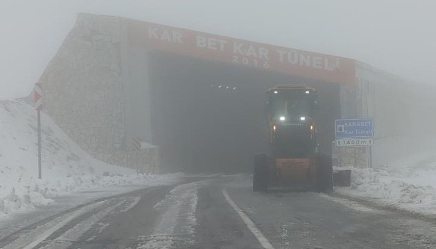 Mevsimin ilk karı yağdı Yolda tuzlama ve temizlik çalışması başlatıldı