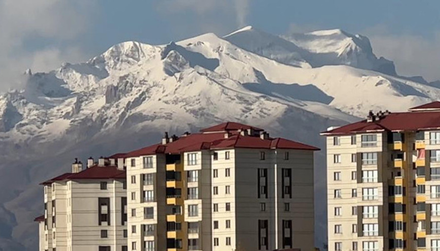 Kar yağışı yeniden başladı Mevsimin ikinci karı yağdı, yüksek kesimler beyaza büründü Kar yağışı yeniden başladı Mevsimin ikinci karı yağdı, yüksek kesimler beyaza büründü