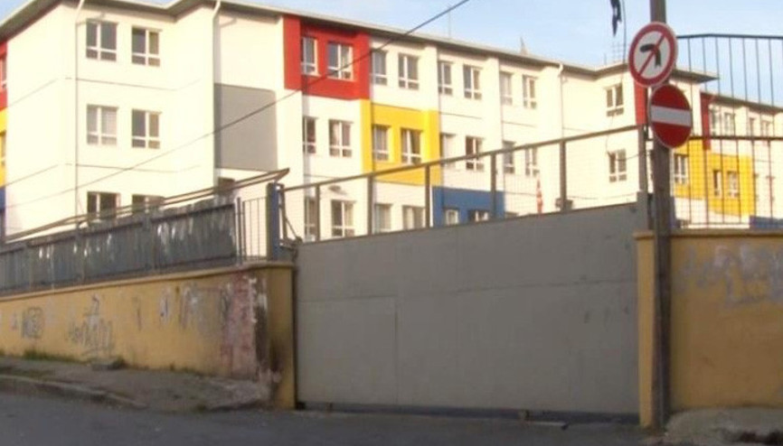 Eyüpsultan’da bir okulun kapısı öğrencilerin üstüne düştü