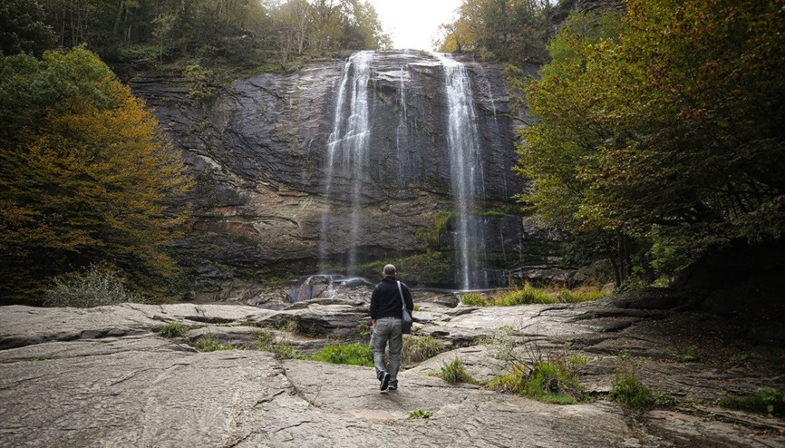 Fay kırığıyla oluşan Suuçtu Şelalesinde sonbahar renkleri