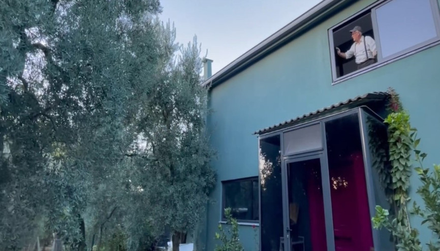 Tam 3 bin yıllık Evini zeytin ağacına görecek şekilde inşa etti Tam 3 bin yıllık Evini zeytin ağacına görecek şekilde inşa etti