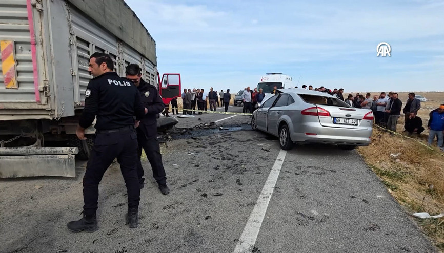 Kamyonla çarpışan otomobildeki 3 kardeş öldü