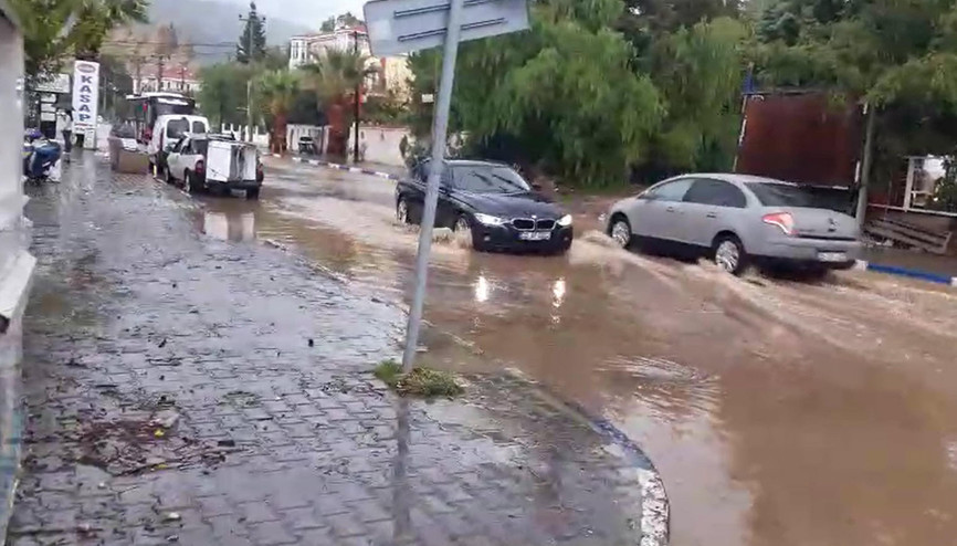 İzmirde sağanak etkili oldu