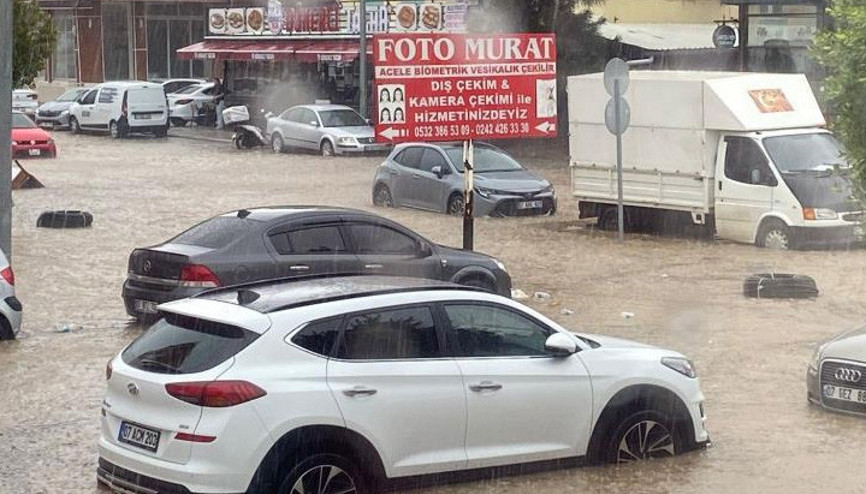 Antalyada sağanak yolları göle döndürdü, araçlar mahsur kaldı