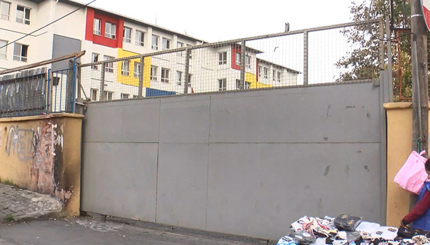 İstanbulda okulda dehşet Kapı öğrencilerin üzerine düştü, 1i ağır 4 yaralı