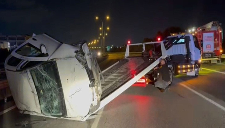 Sultanbeyli TEM Otoyolunda 2 otomobil çarpıştı: 4 yaralı