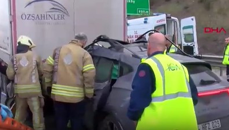 Otomobil TIRın altına girdi Şoförü kurtarma çalışması sürüyor