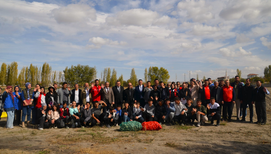 Gençler gençler patates hasat etti Gençler gençler patates hasat etti