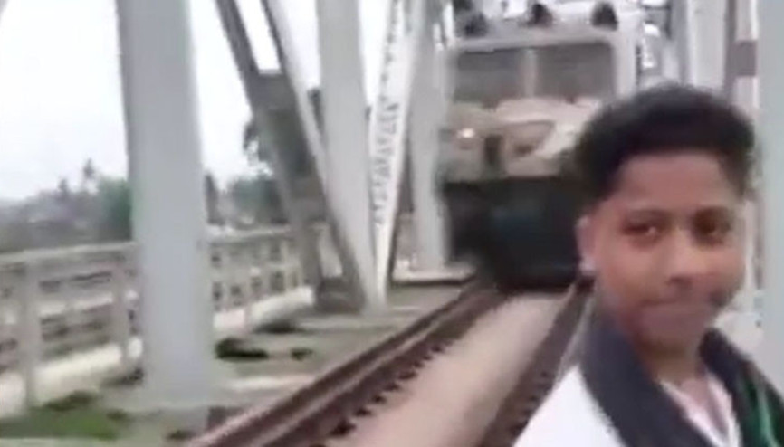 Raylarda video çekiyordu: Tren çarptı