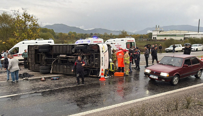 Bartında tekstil işçilerini taşıyan servis devrildi: 1 can kaybı, 19 yaralı