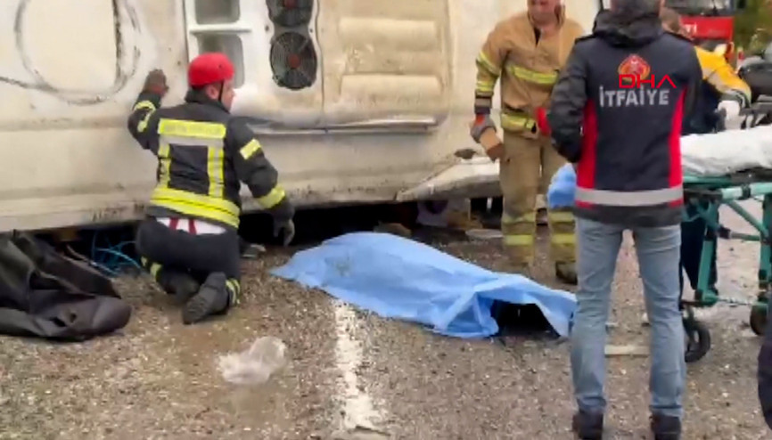 Bartında işçi servisi devrildi: 1 ölü, 19 yaralı