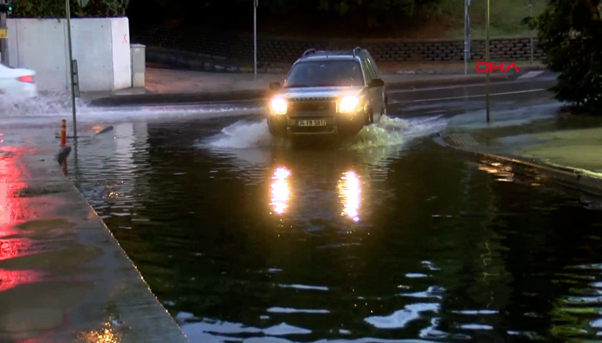 Şiddetli yağış sonrası Bakırköyde alt geçidi su bastı