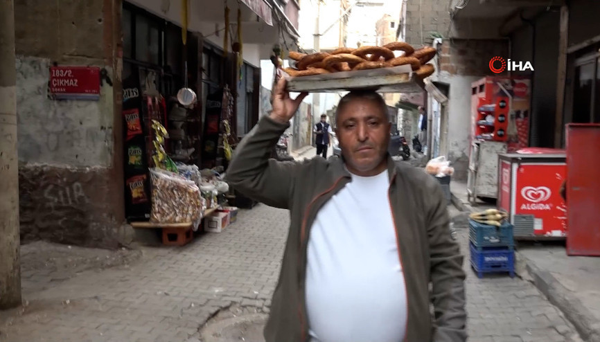 20 yıl simit sattı, 49 yaşında atanınca annesi inanmadı