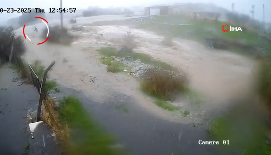 Foçada cesedi bulunan yaşlı adamın sel sularına kapıldığı anlar kamerada