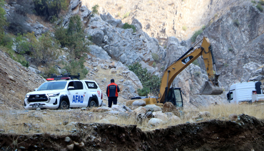 Avaşin Deresinde kaybolan İbrahim, ekskavatörle arandı Avaşin Deresinde kaybolan İbrahim, ekskavatörle arandı