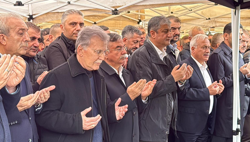 Eski TBMM Başkanı Mehmet Ali Şahinin babası son yolculuğuna uğurlandı Eski TBMM Başkanı Mehmet Ali Şahinin babası son yolculuğuna uğurlandı