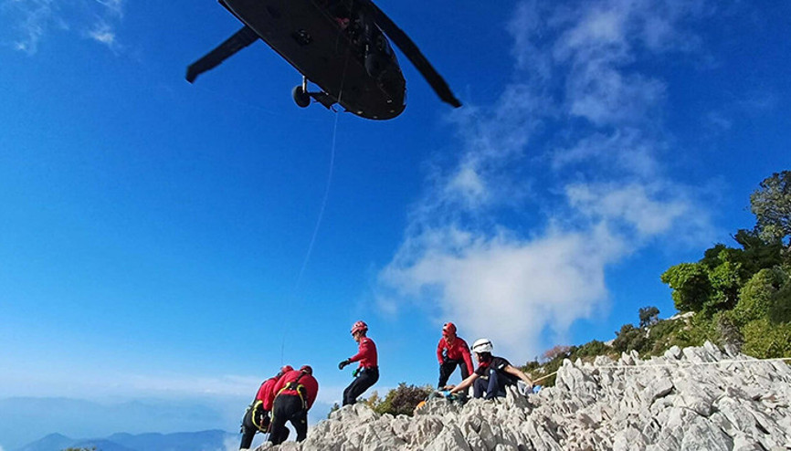 Fethiyede yamaç paraşütü kayalıklara çarptı: 1 ölü, 1 yaralı